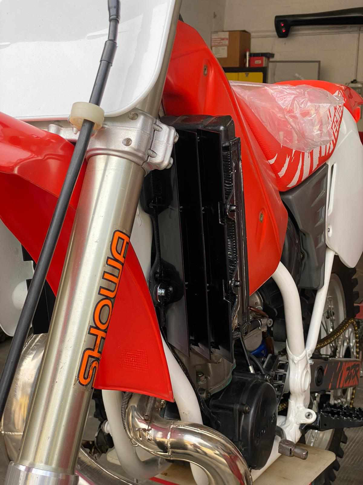 1988-1996 CR250R Radiator Louvres image 1